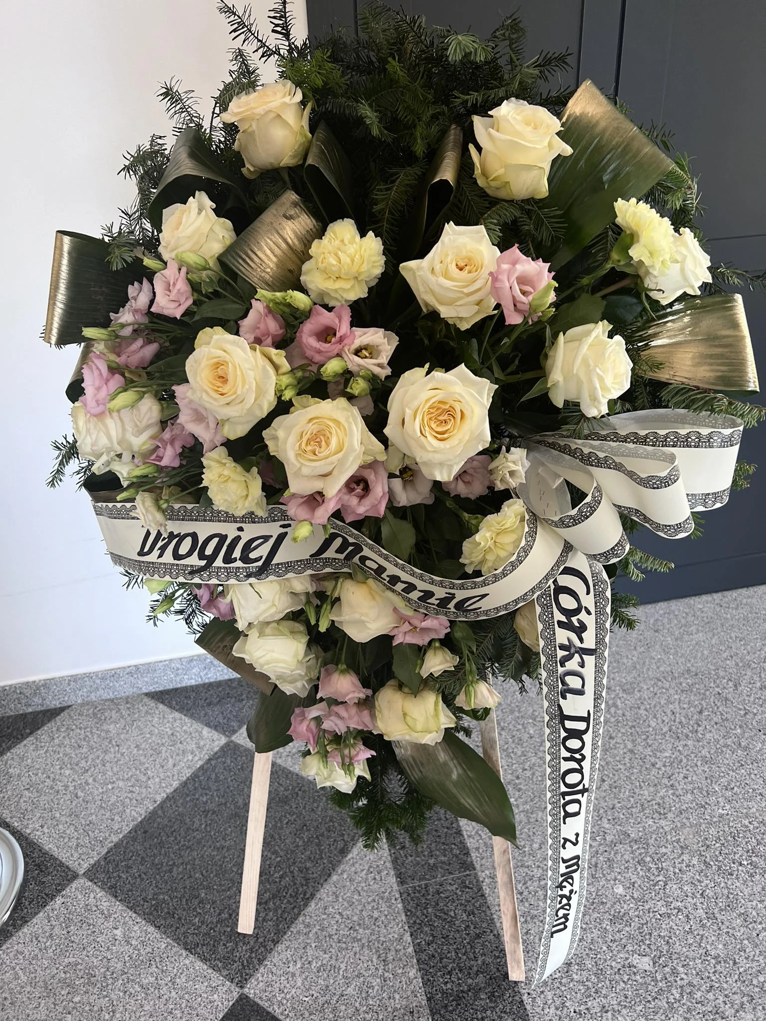 Trumny z jasnego drewna z rzeźbieniami